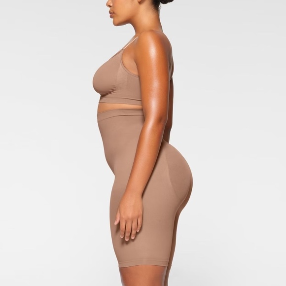 SKIMS Seamless Sculpt High Waisted Above The Knee Short Sienna - Picture 2 of 8